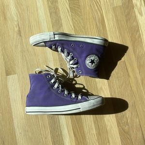Unisex converse purple high-top shoes size 5(men’s) / 7(women’s)